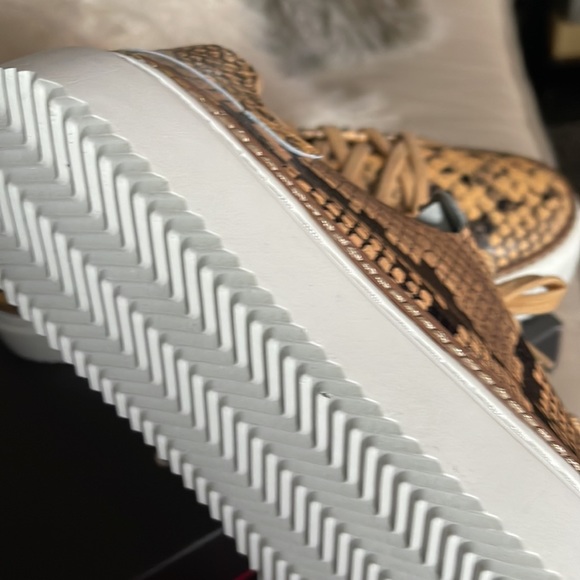NIB/Vince Camuto Raiza lace up sneaker in sandstone python. Size 10 - Picture 4 of 7